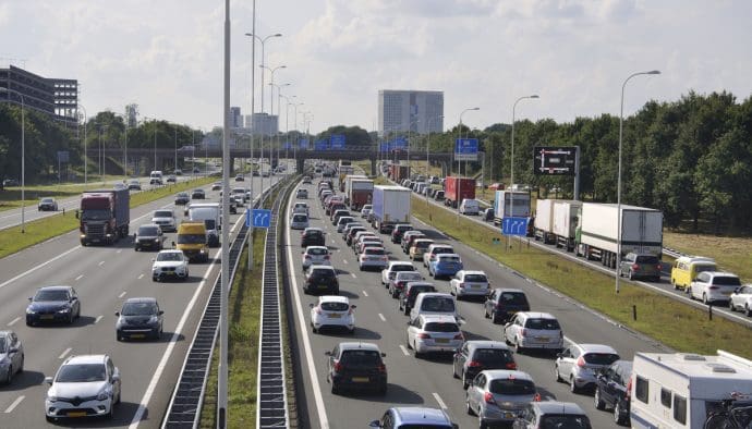 Een afbeelding van automobilisten op een snelweg in Utrecht, Nederland