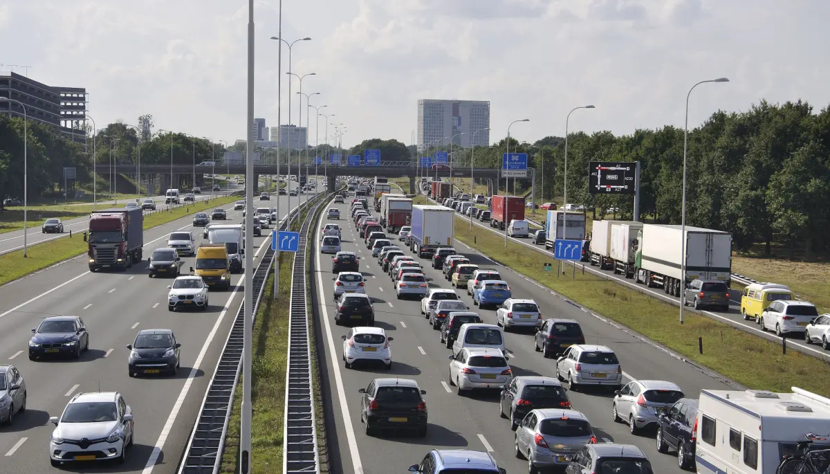 Een afbeelding van automobilisten op een snelweg in Utrecht, Nederland