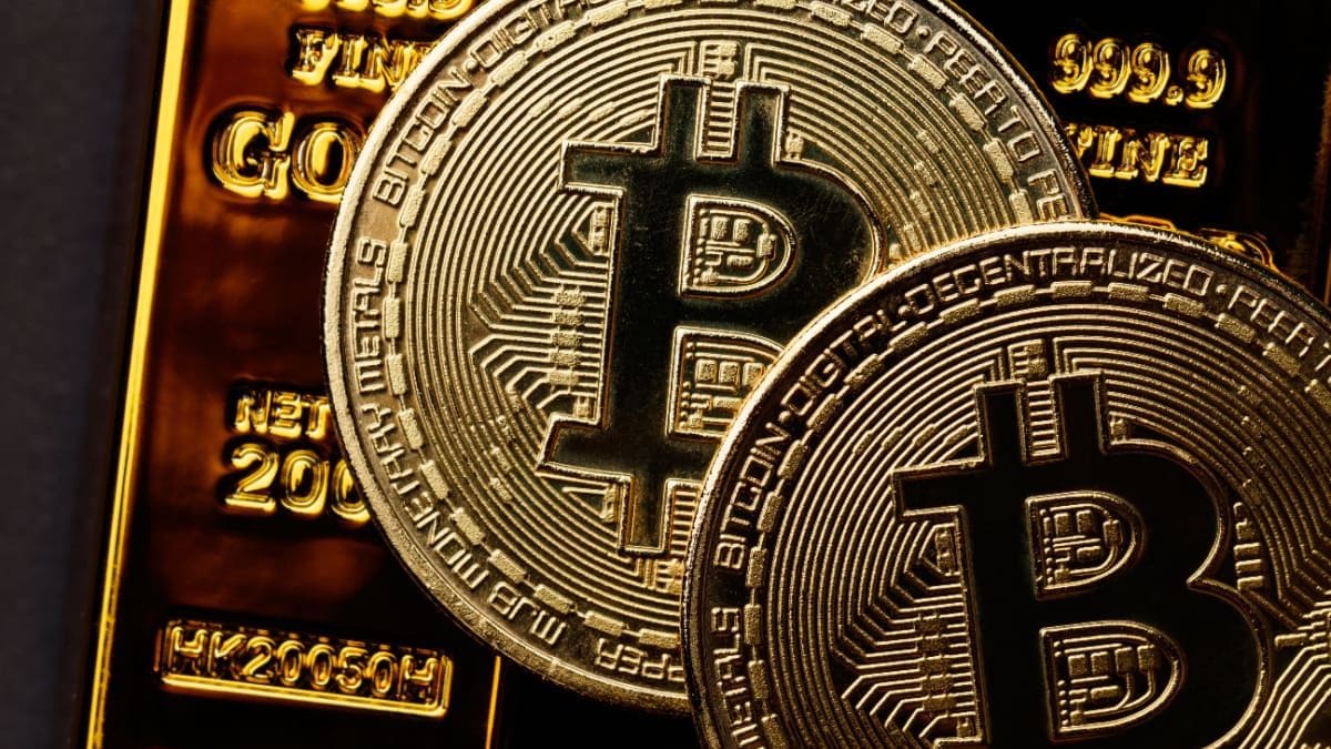 Een afbeelding van bitcoin (BTC) munten op goudstaven