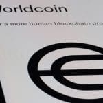 Een afbeelding van cryptomunt worldcoin (WLD), een project van ChatGPT oprichter Sam Altman