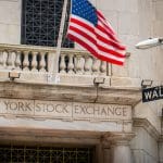 Een afbeelding van de New York stock exchange op Wall street, een toonaangevende straat voor de finance wereld