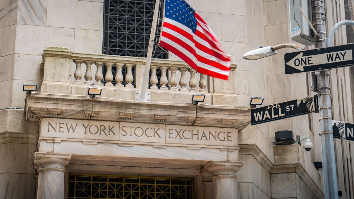 Een afbeelding van de New York stock exchange op Wall street, een toonaangevende straat voor de finance wereld
