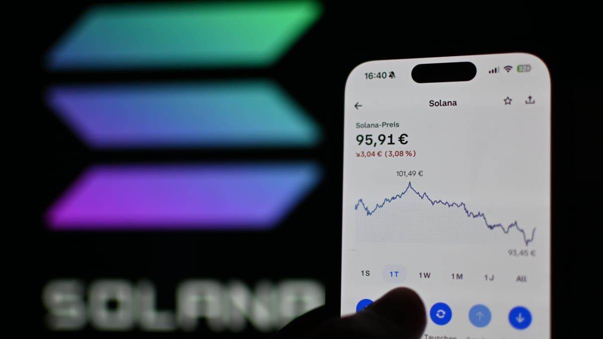 Een afbeelding van de Solana koers op een cryptobeurs met het logo van SOL op de achtergrond(1)