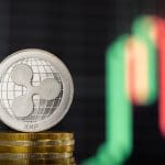 Een afbeelding van een Ripple_XRP munt met op de achtergrond een grafiek van de koers van XRP
