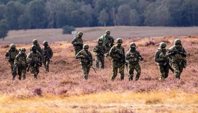 Zoveel euro per inwoner gaat er naar defensie - Nederland betaalt fors meer