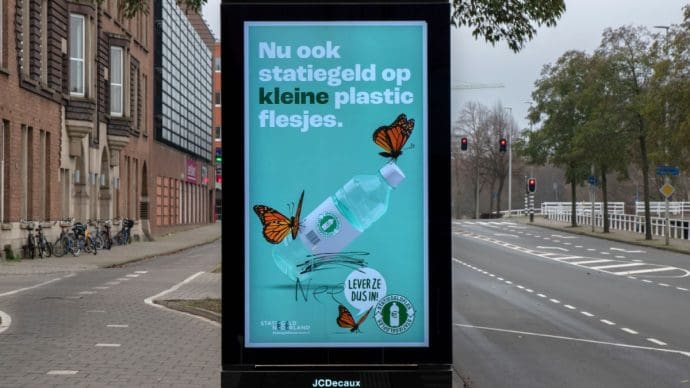 Een afbeelding van een advertentie op een busstation over statiegeldflesjes