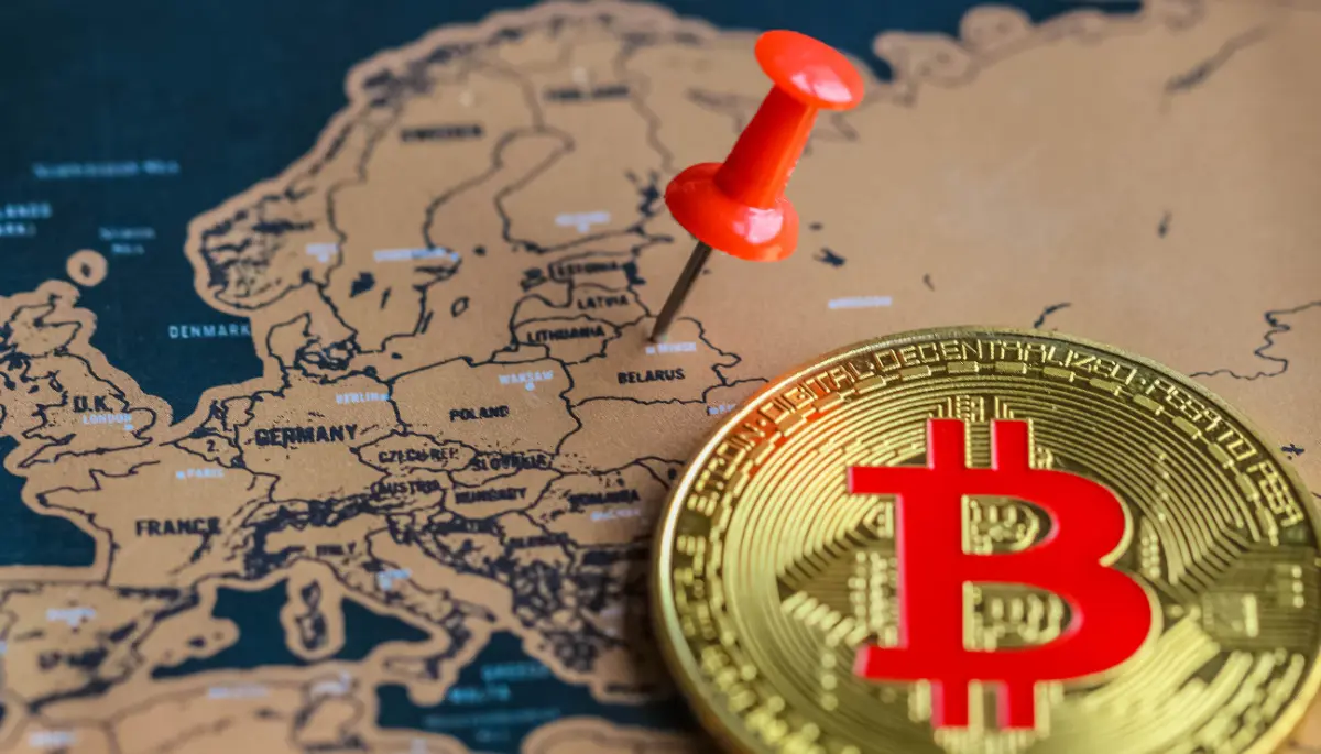 Een afbeelding van een bitcoin (BTC) munt op een kaart van Europa