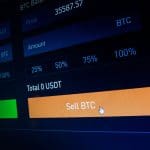 Een afbeelding van een bitcoin handelspagina op een cryptobeurs, met een prijs en een knop om BTC te verkopen