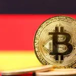Een afbeelding van een bitcoin munt met op de achtergrond een Duitse vlag