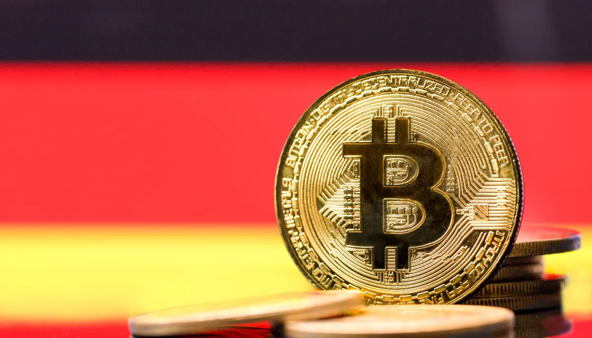 Een afbeelding van een bitcoin munt met op de achtergrond een Duitse vlag
