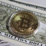 Een afbeelding van een bitcoin munt op een dollar biljet
