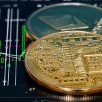 Een afbeelding van een ethereum (ETH) en een bitcoin (BTC) munt op een grafiek met marktdata