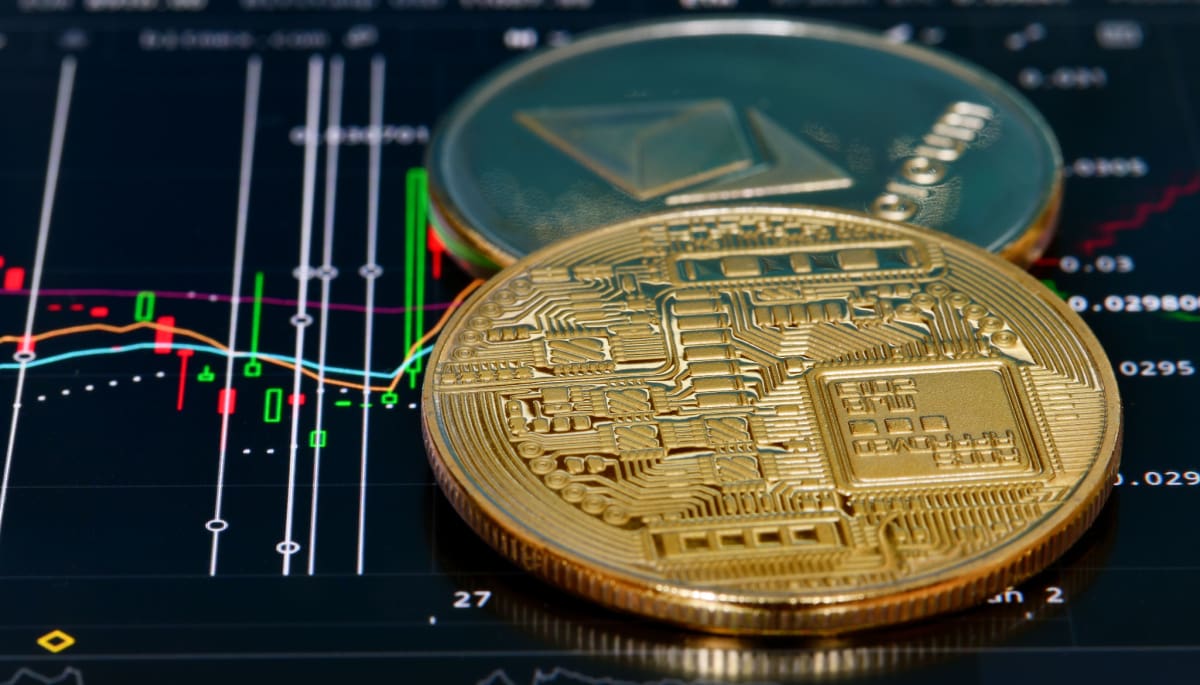 Een afbeelding van een ethereum (ETH) en een bitcoin (BTC) munt op een grafiek met marktdata