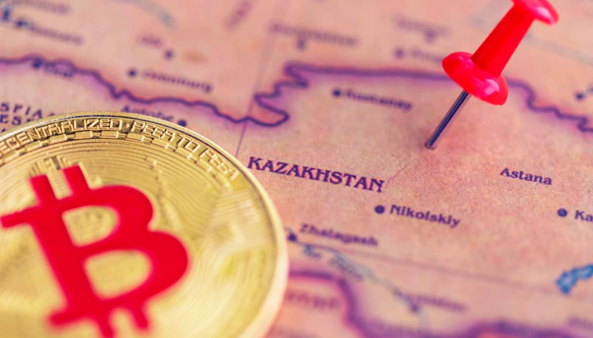 Een afbeelding van een gouden bitcoin (BTC) munt op een kaart met een pin bij kazachstan