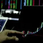 Een afbeelding van een handelaar die een stijgende koers van een crypto of aandeel aan het analyseren is