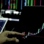 Een afbeelding van een handelaar die een stijgende koers van een crypto of aandeel aan het analyseren is