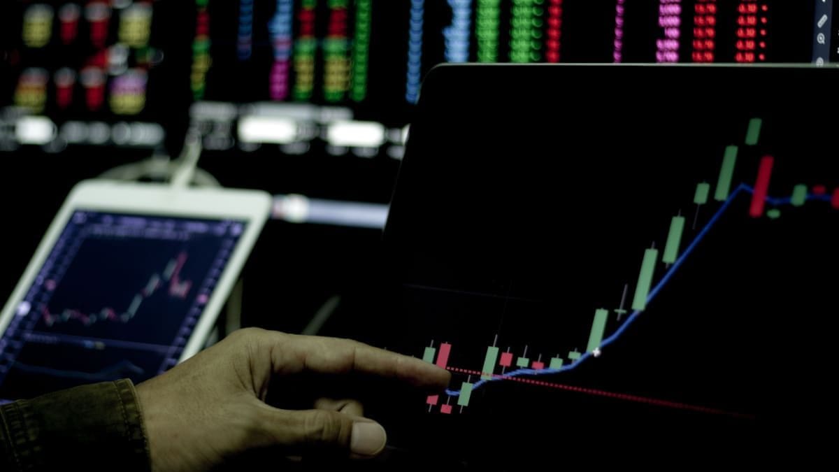 Een afbeelding van een handelaar die een stijgende koers van een crypto of aandeel aan het analyseren is