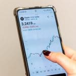 Een afbeelding van een handelaar die naar de XRP cryptopagina met koers kijkt