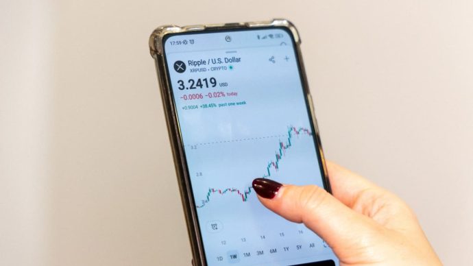 Een afbeelding van een handelaar die naar de XRP cryptopagina met koers kijkt