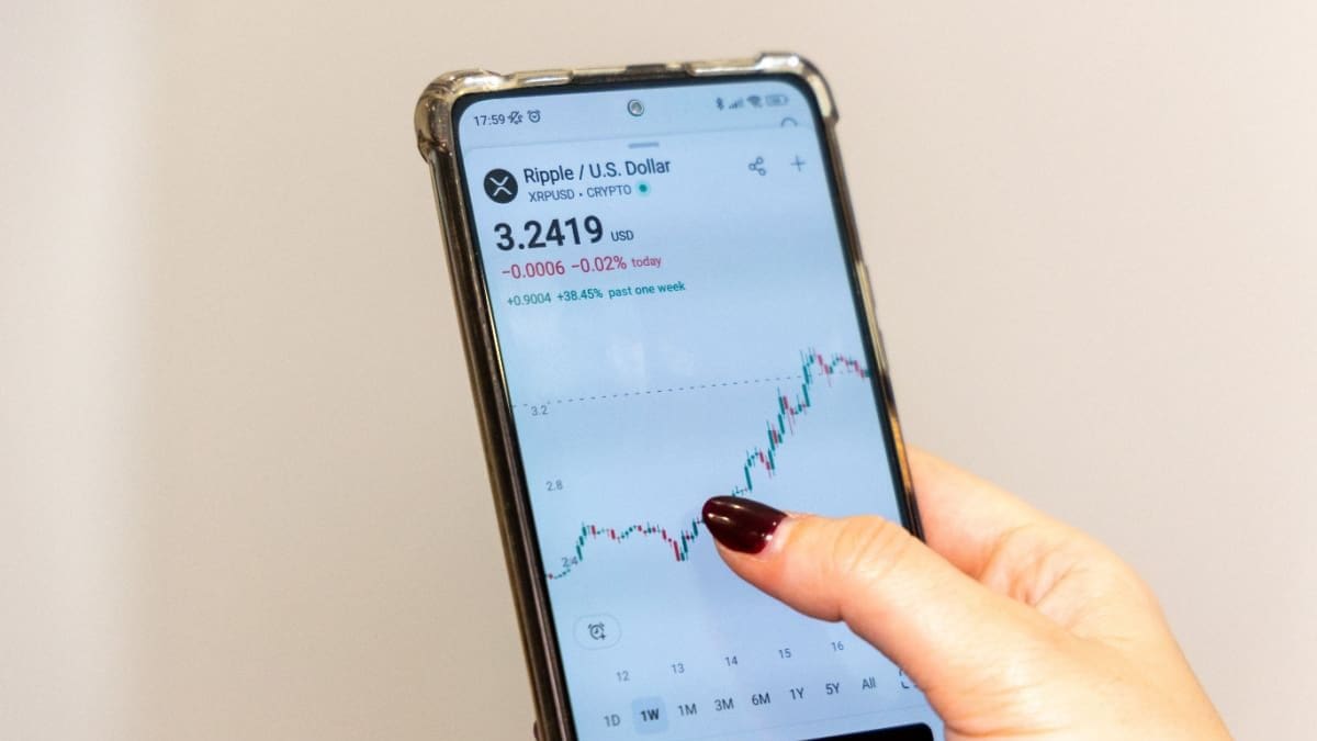 Een afbeelding van een handelaar die naar de XRP cryptopagina met koers kijkt