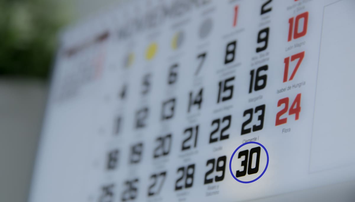 Een afbeelding van een kalender met een omcirkelde datum die belangrijk is