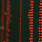 Een afbeelding van een markt in aandelen of crypto die crasht en rode negatieve cijfers toont van koersen of prijzen