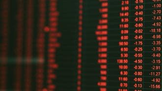 Een afbeelding van een markt in aandelen of crypto die crasht en rode negatieve cijfers toont van koersen of prijzen