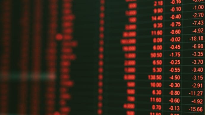 Een afbeelding van een markt in aandelen of crypto die crasht en rode negatieve cijfers toont van koersen of prijzen