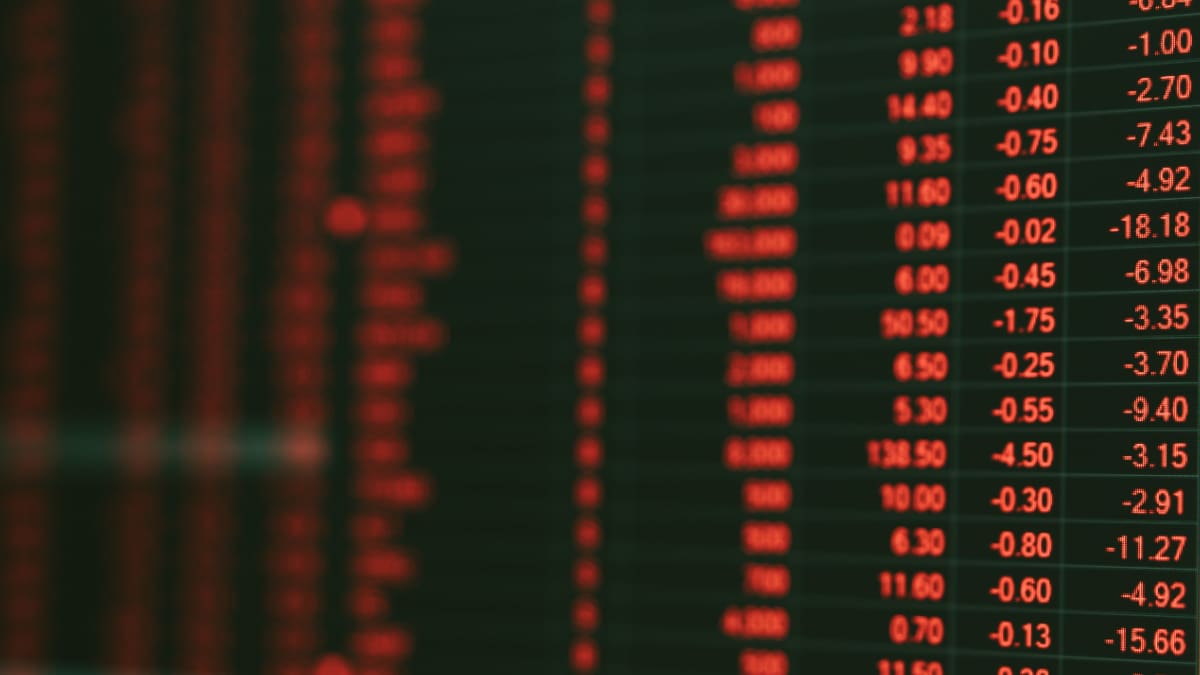 Een afbeelding van een markt in aandelen of crypto die crasht en rode negatieve cijfers toont van koersen of prijzen