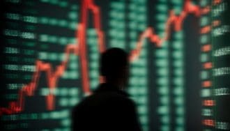 Een afbeelding van een scherm met stijgende koersen van crypto of aandelen voor het silhouet van een handelaar