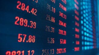 Een afbeelding van een scherm met zeer rood kleurende aandelen en crypto prijzen