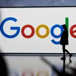 Een afbeelding van het Google logo op de achtergrind van een paar lopende mensen