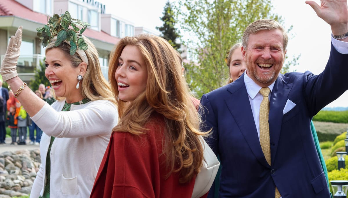 Een afbeelding van het Koninklijk Huis van Nederland, met onder andere koningin Maxima, prinses Alexia, kroonprinses Amalia en koning Willem-Alexander in te zien zijn