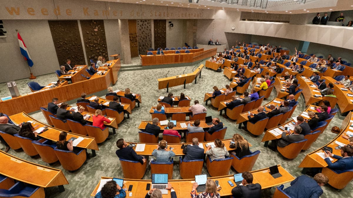 Een afbeelding van het Nederlandse kabinet in de Tweede Kamer in Den Haag
