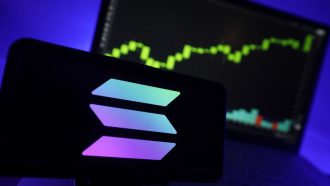 Een afbeelding van het Solana (SOL) logo met op de achtergrond een stijgende crypto koers te zien als grafiek op een beeldscherm