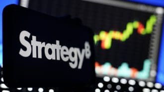 Een afbeelding van het bitcoin bedrijf Strategy van oprichter Michael Saylor met op de achtergrond een stijgende koers