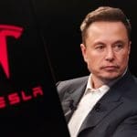 Een afbeelding van het hoofd van Elon Musk naast het logo van autofabrikant Tesla