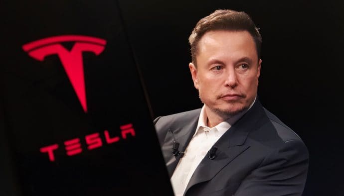 Een afbeelding van het hoofd van Elon Musk naast het logo van autofabrikant Tesla