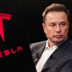 Een afbeelding van het hoofd van Elon Musk naast het logo van autofabrikant Tesla