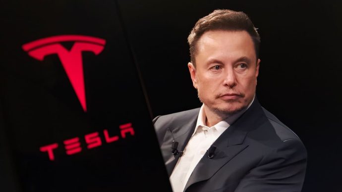 Een afbeelding van het hoofd van Elon Musk naast het logo van autofabrikant Tesla