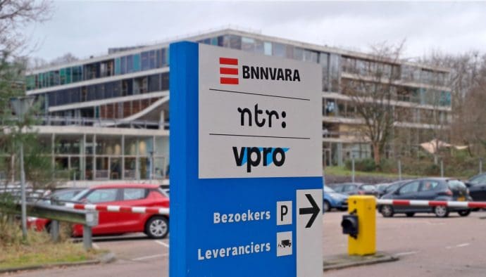 Een afbeelding van het kantoor van BNNVARA, NTR en VPRO, organisaties die lid zijn van de NPO