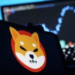Een afbeelding van het logo van Shiba Inu (SHIB) met op de achtergrond een stijgende koers