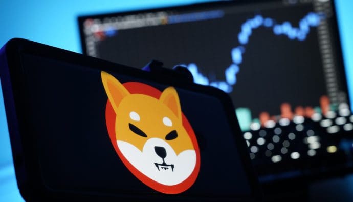 Een afbeelding van het logo van Shiba Inu (SHIB) met op de achtergrond een stijgende koers