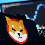 Een afbeelding van het logo van Shiba Inu (SHIB) met op de achtergrond een stijgende koers