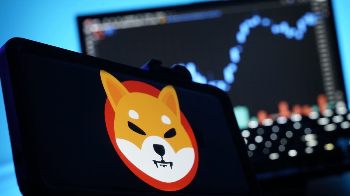 Een afbeelding van het logo van Shiba Inu (SHIB) met op de achtergrond een stijgende koers