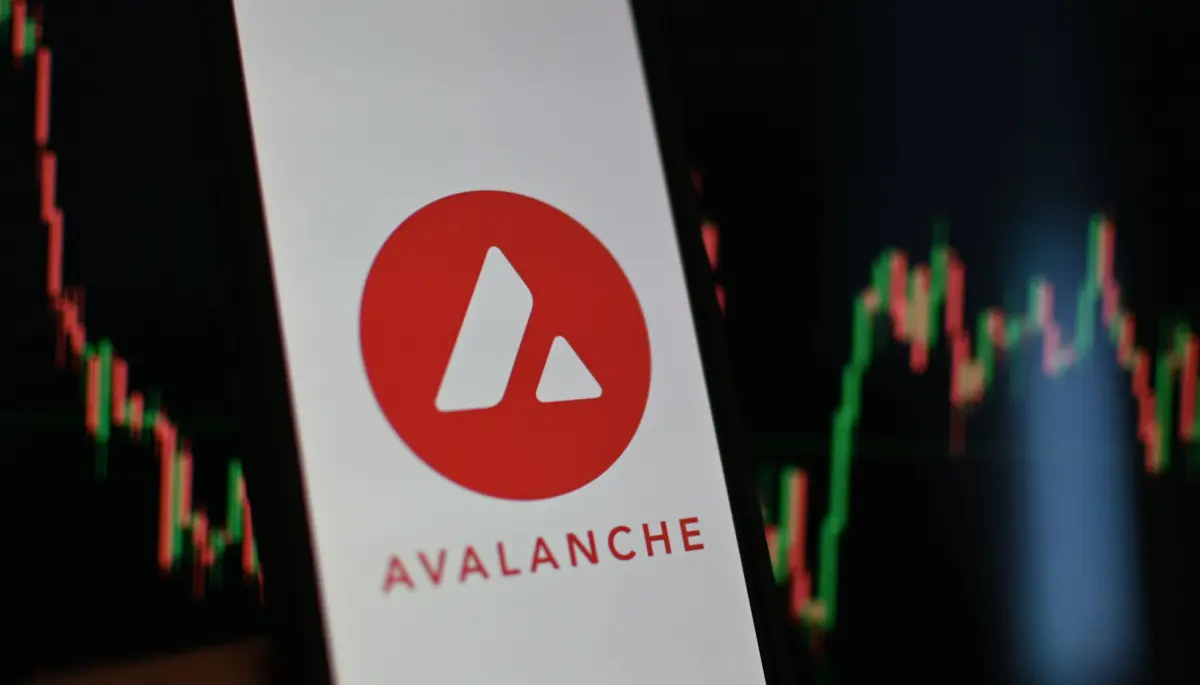 Een afbeelding van het logo van cryptomunt Avalanche (AVAX) met op de achtergrond een koersgrafiek