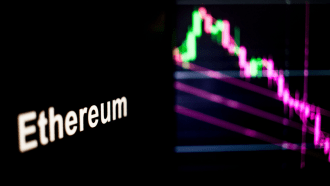 Ethereum met dalende koersgrafiek