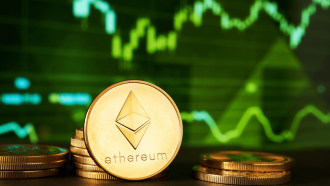 Ethereum munt met groene koersgrafiek