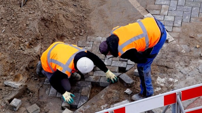 Miljarden aan toeslagen op de schop – zo willen partijen werken belonen