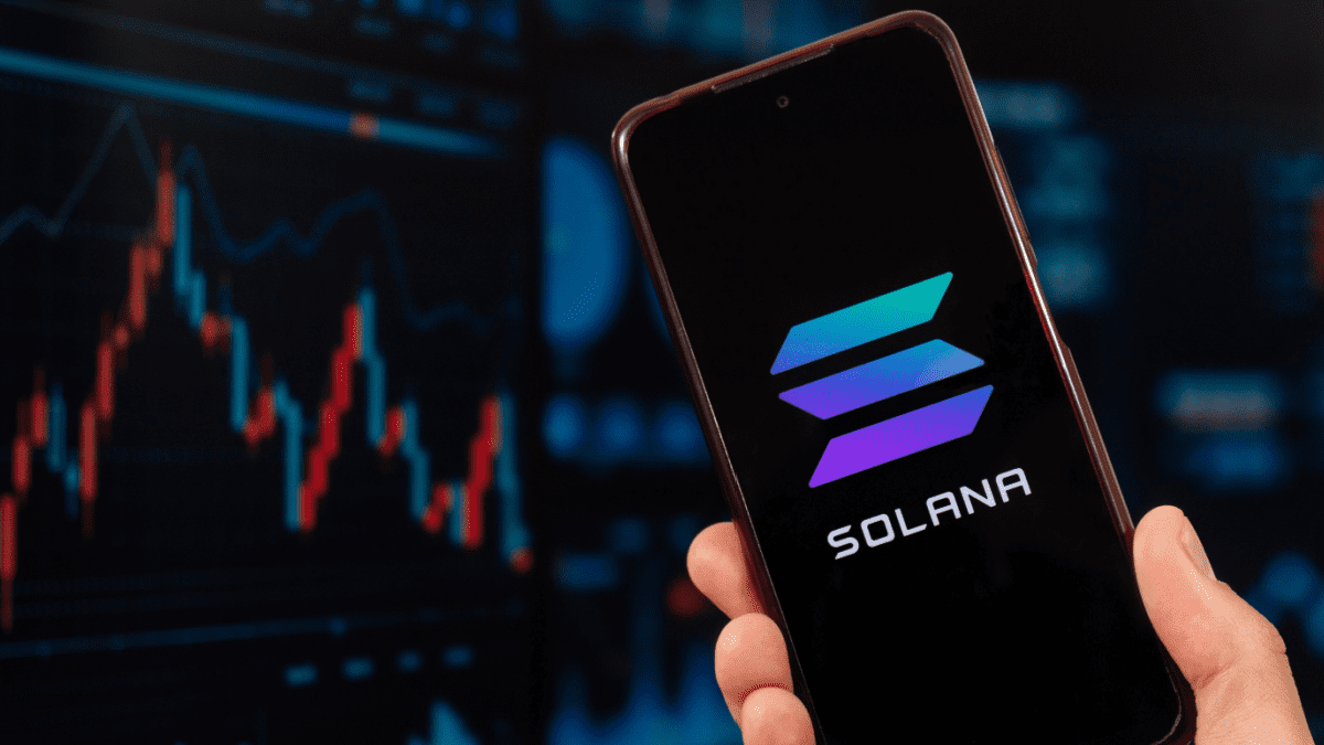 Solana logo op mobiel met dalende koersgrafiek